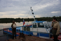 Паром через реку Кеть связывает Степановку с Максимкиным Яром