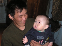 Молодой отец Сергей Сергеевич Удыгир  с сыном