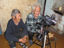 Юрий Григорьевич Каплин и Егор Петрович Момоль просматривают только что сделанную аудиозапись своих рассказов