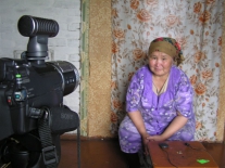 Валентина Христофоровна Ёлдогир просматривает видеозапись рассказанной ею сказки