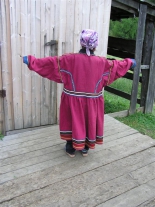 Летняя традиционная эвенкийская одежда. Вид сзади.