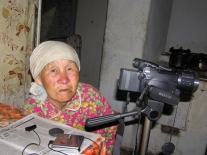 Елена Павловна Аркадьева просматривает видеозапись своего рассказа