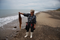 Светлана Александровна Трофимова показывает лист морской капусты