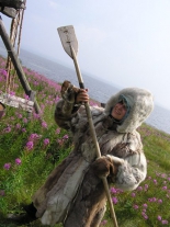 Зимняя меховая одежда и лыжная палка с лопаткой для установки капканов (демонстрирует участница экспедиции студентка РГГУ Лена Карвовская)
