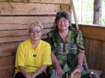 Женщины Суломая: Евгения Герасимовна Суханова (слева) и Таисья Ивановна Салаткина (Тыганова), директор суломайской начальной школы