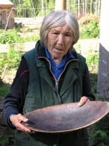 Валентина Гавриловна Дюлюбчина с традиционным кетским деревянным блюдом
